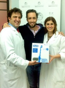 Entrega del premio que Centro Dental Internacional hizo de un cepillo Oral B 5000 al ganador del Concurso de Febrero 2014